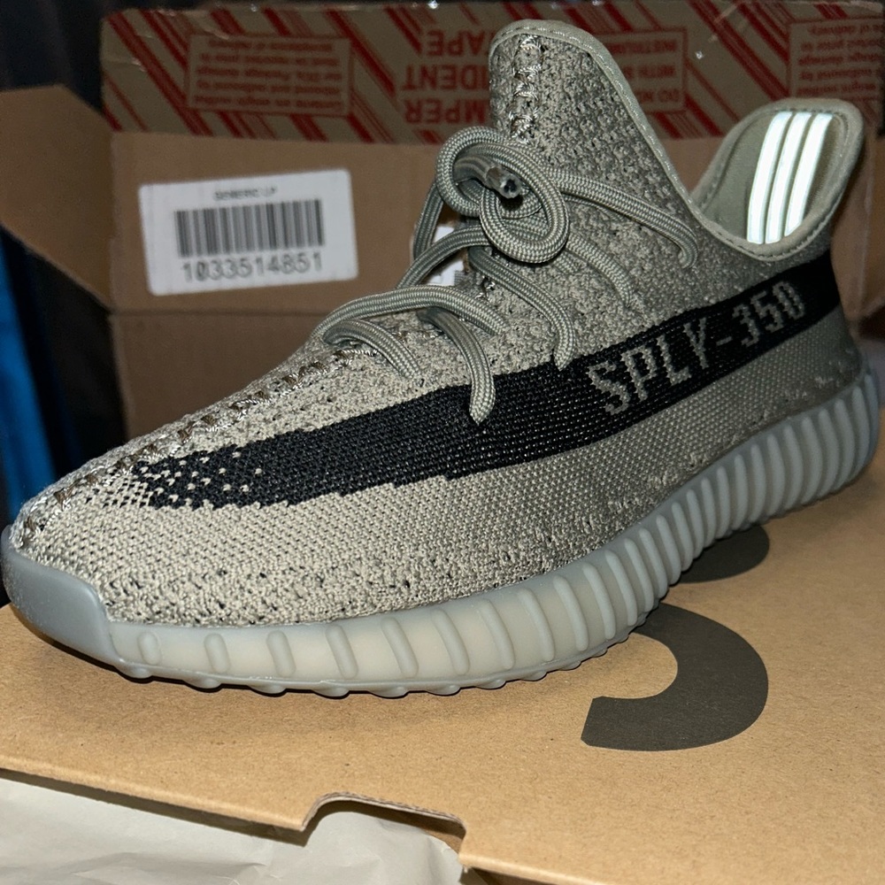 NEVER WORN-Yeezy Boost 350 V2 Size US 9 or F 42 2/3 or UK 8 1/2